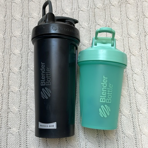 2 Blender Bottle shaker cups. 20 & 28 oz. Ball/mixer inside. Very good condition - Picture 7 of 10